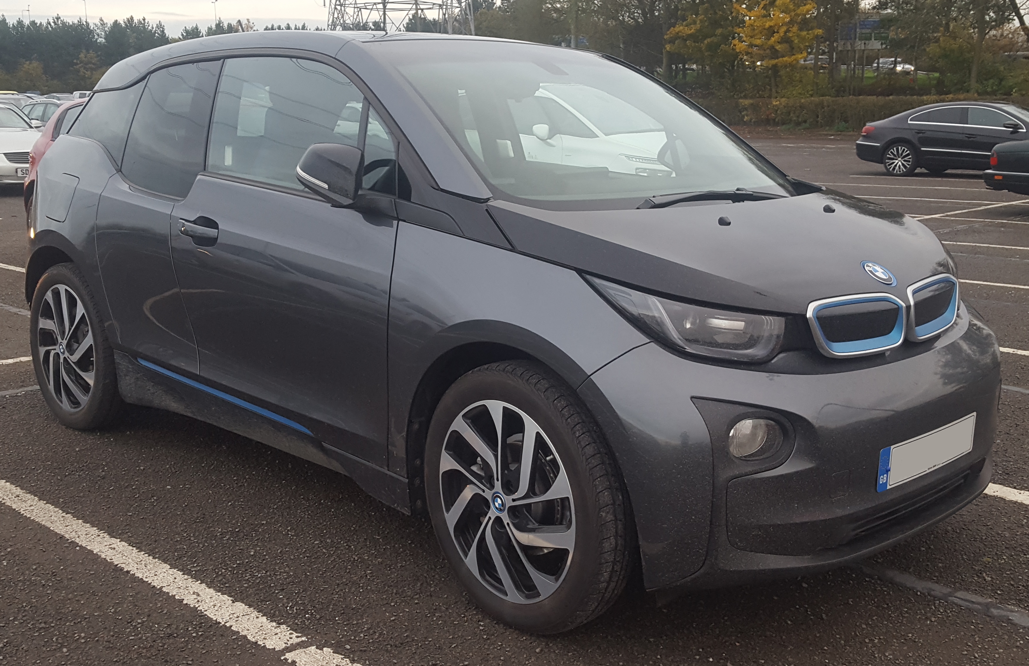BMW i3 set forfra med karakteristisk dobbelt nyre og blå detaljer