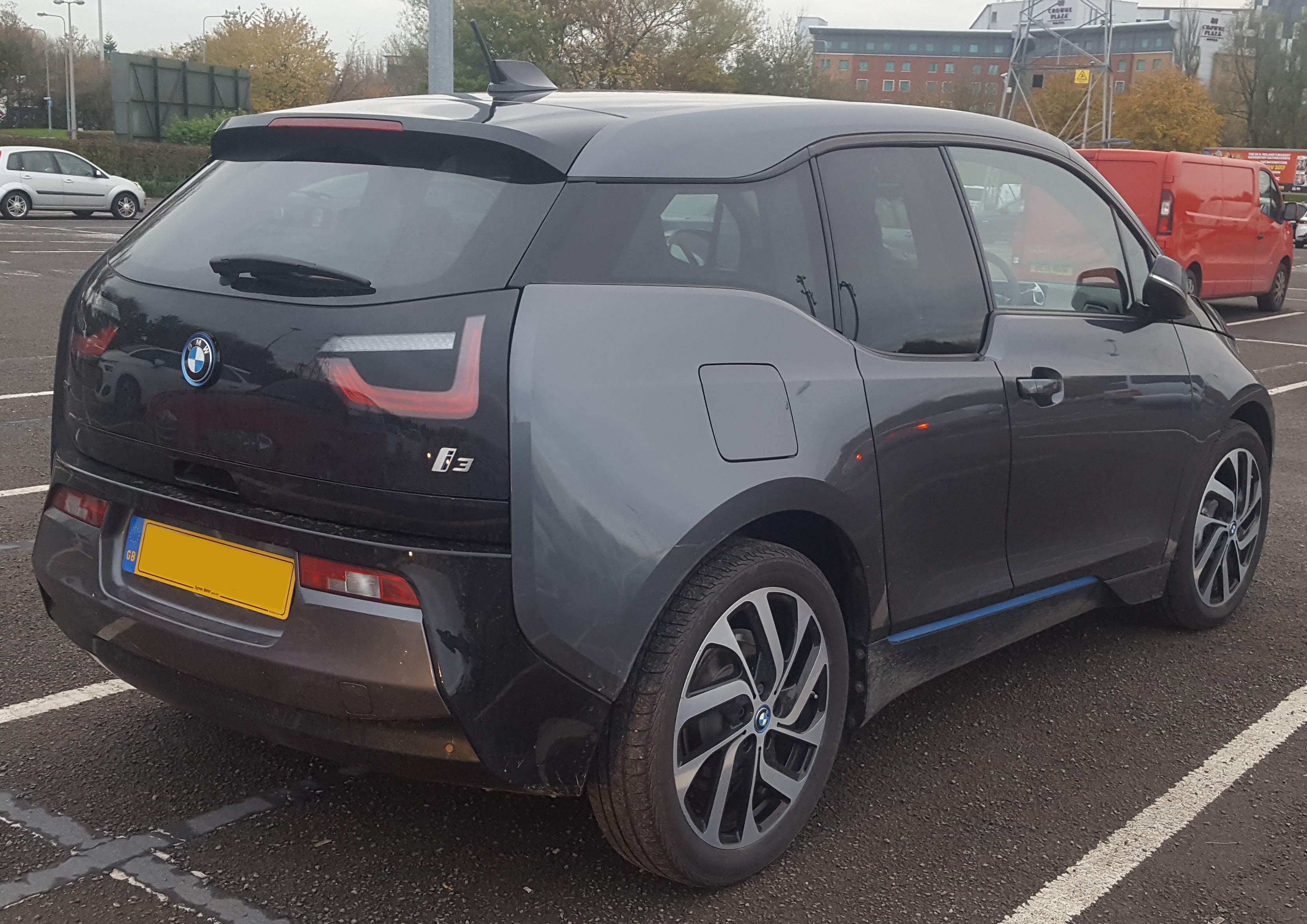 Bagenden af BMW i3 med glasbagklap og smalle lygter
