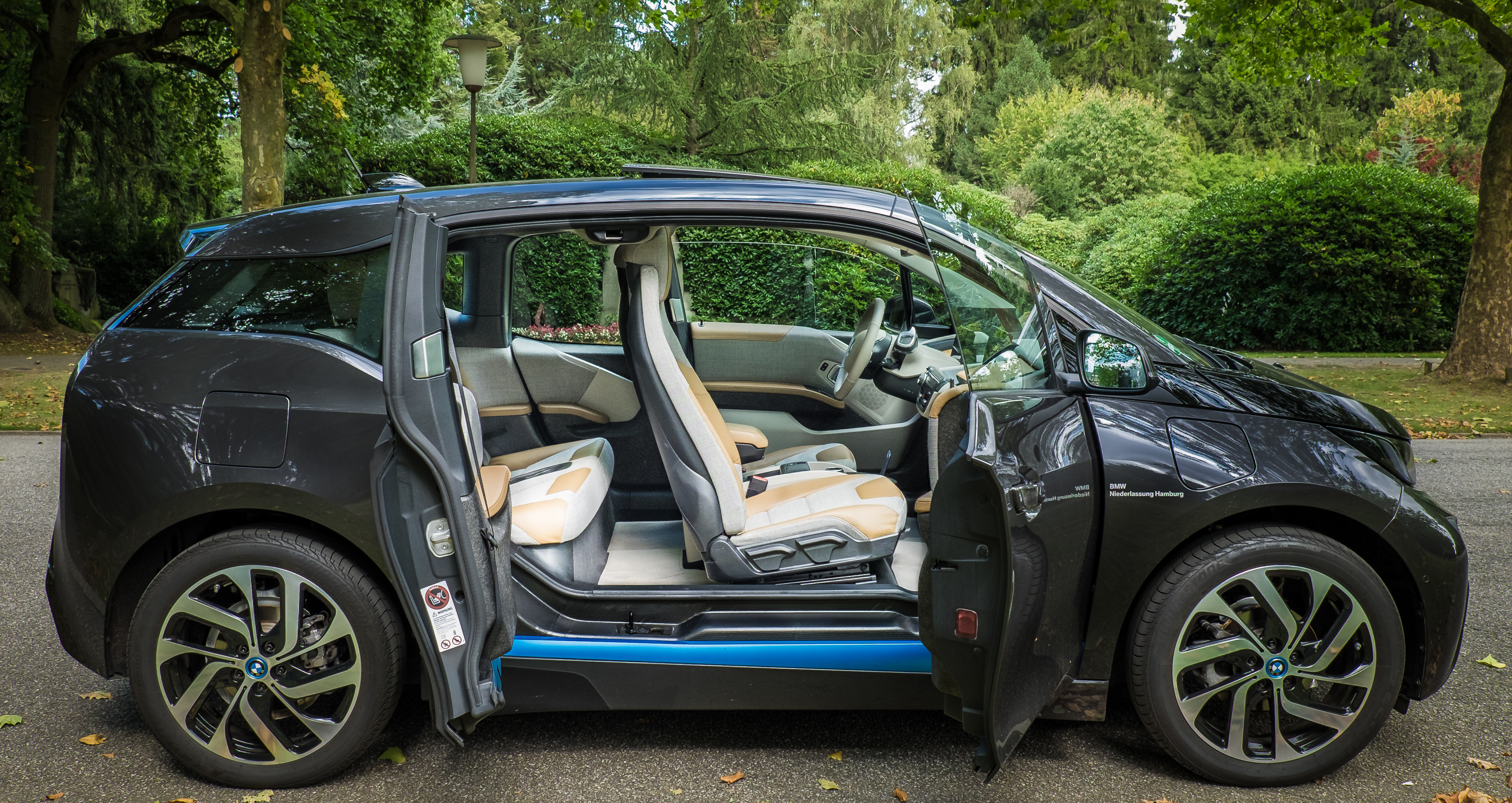 Sideprofil med åbne døre på BMW i3